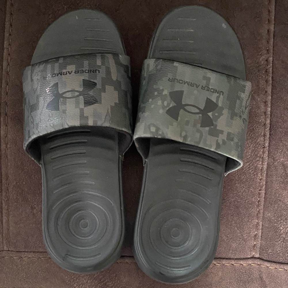 Men’s Under Armour Camo Slides Size 9